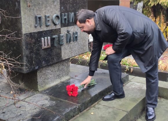 Покладання квітів до відновленого пам’ятника легендарного гросмейстера Леоніда Штейна