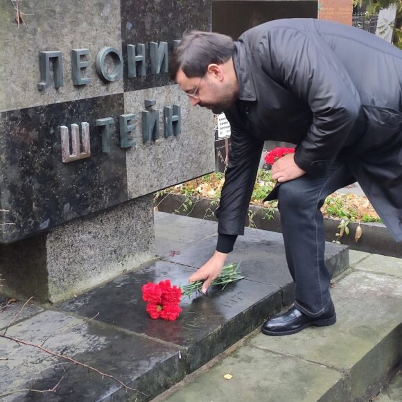 Покладання квітів до відновленого пам’ятника легендарного гросмейстера Леоніда Штейна
